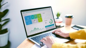 Professionelle Online-Marketing-Arbeit auf einem Laptop mit Analyse-Dashboard, strategische Planung und SEO-Optimierung im Fokus.